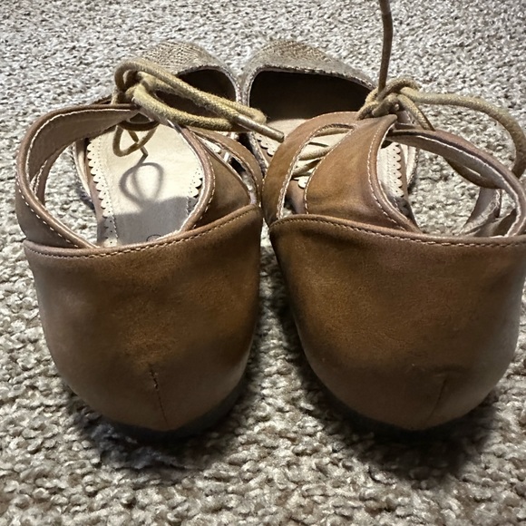 Restricted tan flats - Picture 2 of 3